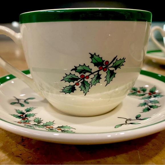 Spode Christmas Tree Tea cups and saucers - Picture 2 of 4